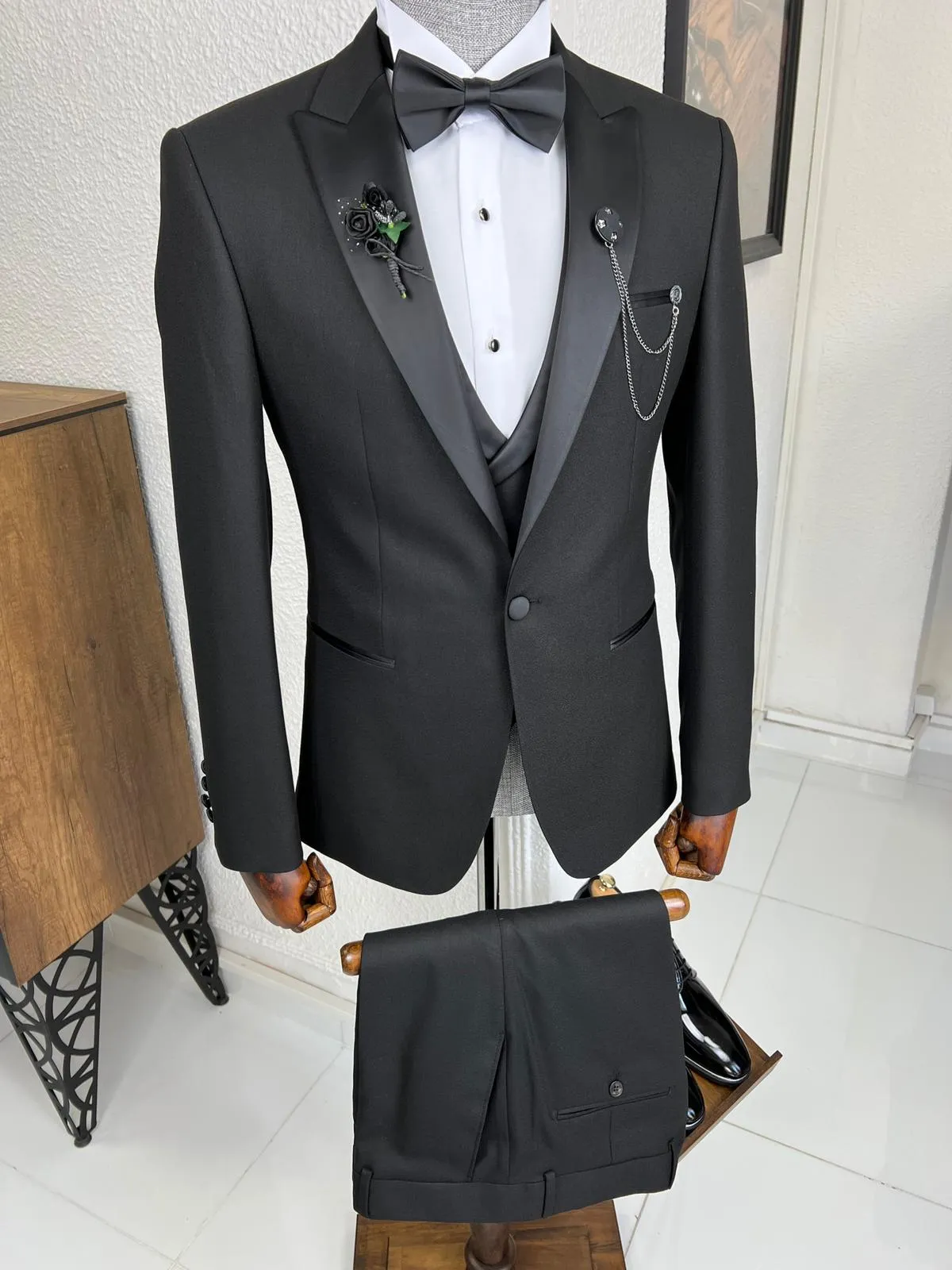 Bojoni Veneta Slim Fit Dovetail Collared Black Tuxedo