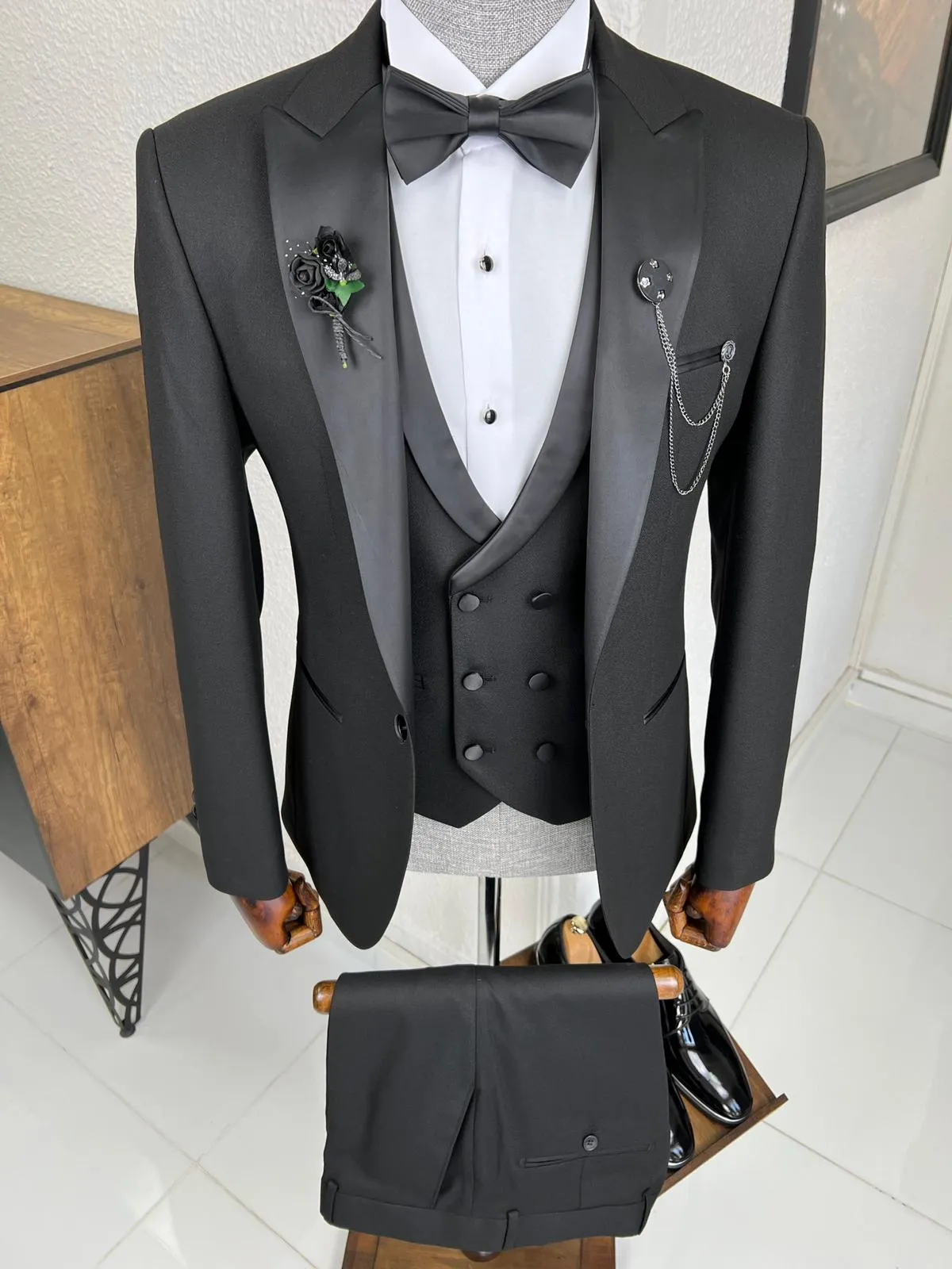 Bojoni Veneta Slim Fit Dovetail Collared Black Tuxedo