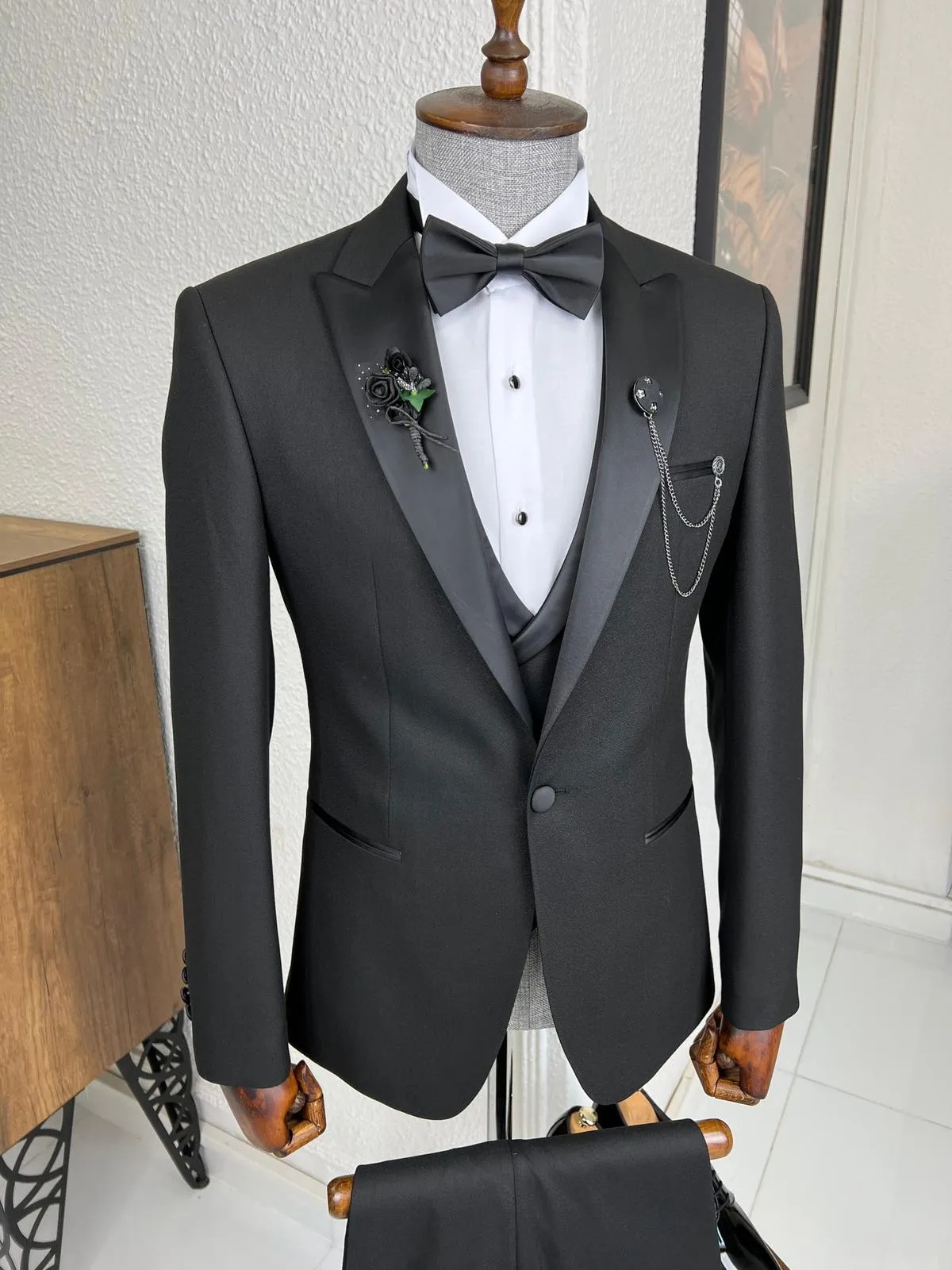 Bojoni Veneta Slim Fit Dovetail Collared Black Tuxedo